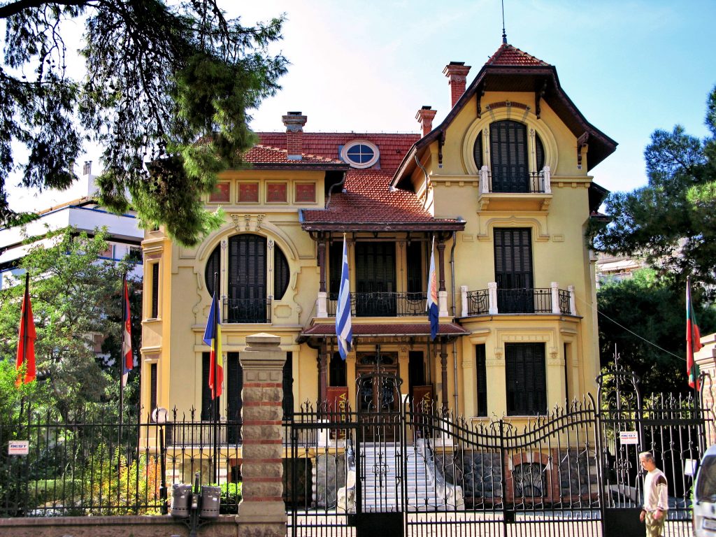 <img src="Δημοτική-Πινακοθήκη-Θεσσαλονίκης-κτίριο-Casa-Bianca.jpg" alt="αναδρομική-έκθεση-ζωγραφικής">