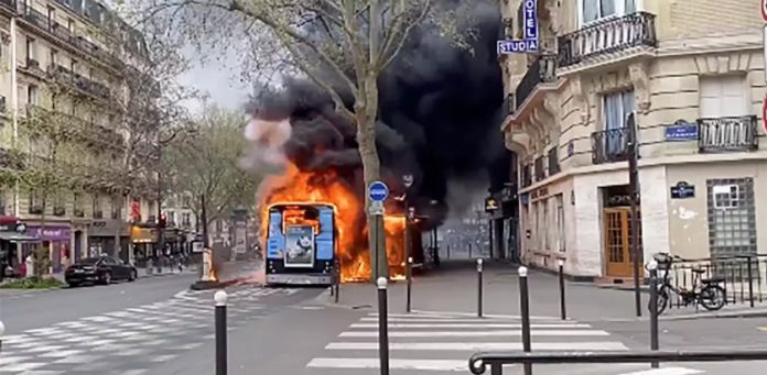 Έξι ημέρες μετά την κατάρρευση κτιρίου στο Παρίσι βρέθηκε πτώμα στα ερείπια Έξι ημέρες μετά την κατάρρευση κτιρίου στο Παρίσι βρέθηκε πτώμα στα ερείπια