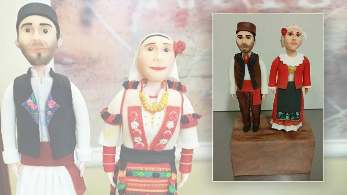 Ζαχαροπλάστης φτιάχνει κούκλες με παραδοσιακές φορεσιές από ζαχαρόπαστα Ζαχαροπλάστης φτιάχνει κούκλες με παραδοσιακές φορεσιές από ζαχαρόπαστα