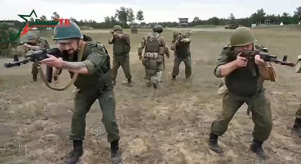 Μαχητές της Wagner και Λευκορώσοι στρατιώτες πραγματοποιούν κοινές στρατιωτικές ασκήσεις Μαχητές της Wagner και Λευκορώσοι στρατιώτες πραγματοποιούν κοινές στρατιωτικές ασκήσεις