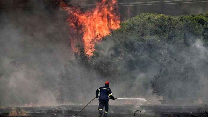 Ρόδος: Στις φλόγες σπίτια και καταστήματα στο Ασκληπιείο Ρόδος: Στις φλόγες σπίτια και καταστήματα στο Ασκληπιείο