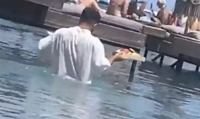 Ρόδος: Πρόστιμο στο beach bar όπου ο υπάλληλος σέρβιρε τις παραγγελίες σχεδόν κολυμπώντας Ρόδος: Πρόστιμο στο beach bar όπου ο υπάλληλος σέρβιρε τις παραγγελίες σχεδόν κολυμπώντας