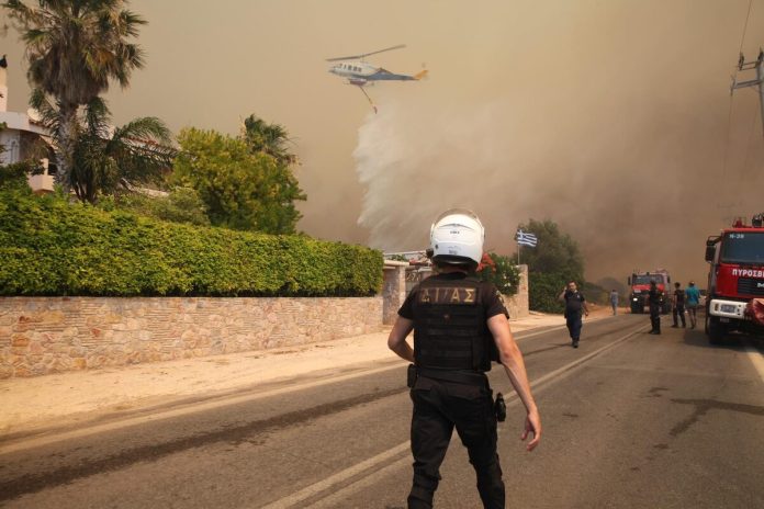 Ανεξέλεγκτες οι φωτιές: Καίγονται σπίτια σε Κουβαρά και Λαγονήσι – Δραματικές εικόνες Ανεξέλεγκτες οι φωτιές: Καίγονται σπίτια σε Κουβαρά και Λαγονήσι – Δραματικές εικόνες