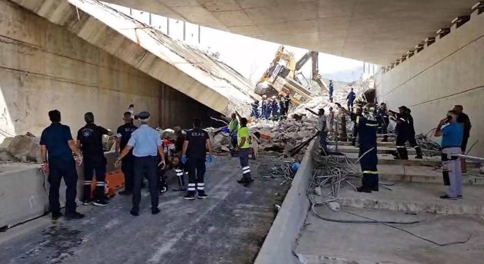 Πάτρα: Κατέρρευσε τμήμα γέφυρας – Αγωνία για νεκρούς και τραυματίες Πάτρα: Κατέρρευσε τμήμα γέφυρας – Αγωνία για νεκρούς και τραυματίες