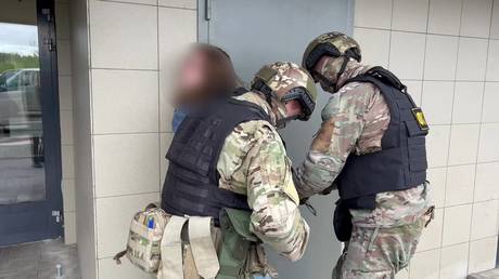 Η FSB ανακοινώνει τη σύλληψη διεμφυλικού ακτιβιστή για «εσχάτη προδοσία» Η FSB ανακοινώνει τη σύλληψη διεμφυλικού ακτιβιστή για «εσχάτη προδοσία»