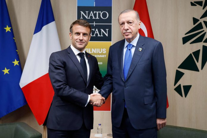 Μακρόν και Ερντογάν στο Βίλνιους: Σταθερότητα στην Αν. Μεσόγειο 