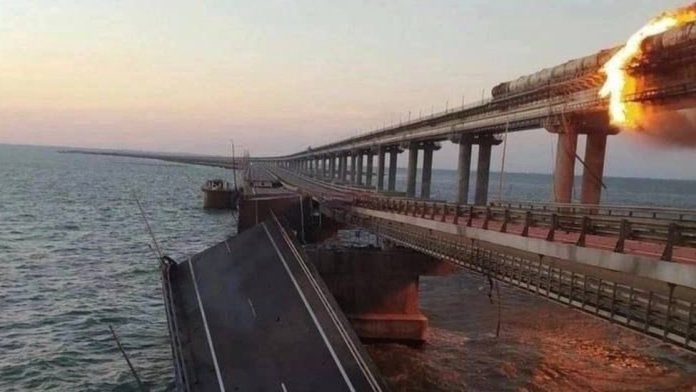 2 νεκροί στη γέφυρα της Κριμαίας από την έκρηξη - Αλληλοκατηγορίες από Ρωσία και Ουκρανία