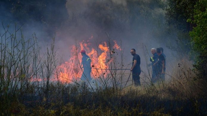 Πύρινος εφιάλτης: «Ωρολογιακές βόμβες» οι δρόμοι του Διονύσου Πύρινος εφιάλτης: «Ωρολογιακές βόμβες» οι δρόμοι του Διονύσου