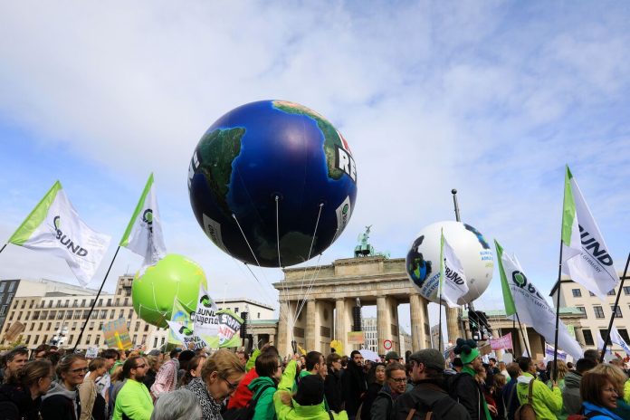 Fridays for Future, νέες διαδηλώσεις για το κλίμα Με ένα οικουμενικό κάλεσμα σε διαδρομές για το κλίμα βγαίνουν στους δρόμους οι Fridays for Future. Διαδηλώσεις παντού σήμερα