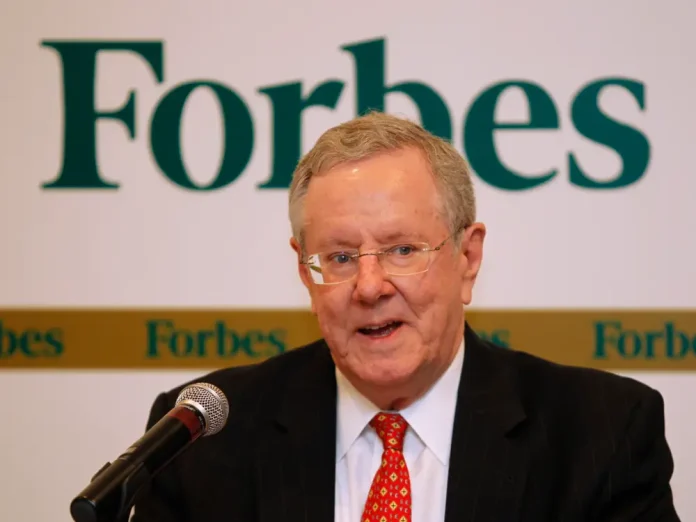 Steve Forbes: Η Fed δεν πρόκειται να μειώσει σύντομα τα επιτόκια Steve Forbes: Η Fed δεν πρόκειται να μειώσει σύντομα τα επιτόκια