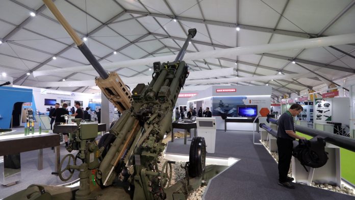Το Κρεμλίνο προειδοποιεί τη βρετανική BAE Systems ότι μπορεί να αποτελέσει στόχο του ρωσικού στρατού με την εγκατάστασή της στην Ουκρανία Το Κρεμλίνο προειδοποιεί τη βρετανική BAE Systems ότι μπορεί να αποτελέσει στόχο του ρωσικού στρατού με την εγκατάστασή της στην Ουκρανία