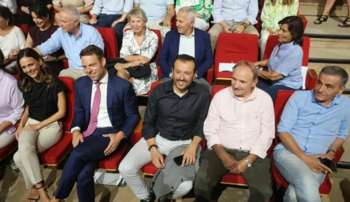 Ο ΣΥΡΙΖΑ στις κάλπες με το βλέμμα στην επόμενη μέρα Ο ΣΥΡΙΖΑ στις κάλπες με το βλέμμα στην επόμενη μέρα