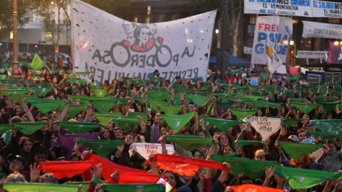 Αργεντινή: Διαδηλώσεις χιλιάδων γυναικών υπέρ της άμβλωσης ενόψει των προεδρικών εκλογών Αργεντινή: Διαδηλώσεις χιλιάδων γυναικών υπέρ της άμβλωσης ενόψει των προεδρικών εκλογών