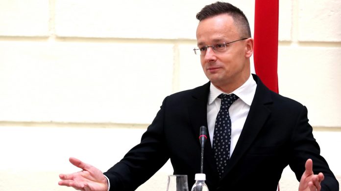 Szijjártó Η ΕΕ θα έπρεπε να είχε «απομονώσει» τον πόλεμο στην Ουκρανία, λέει ο Ούγγρος υπουργός Εξωτερικών