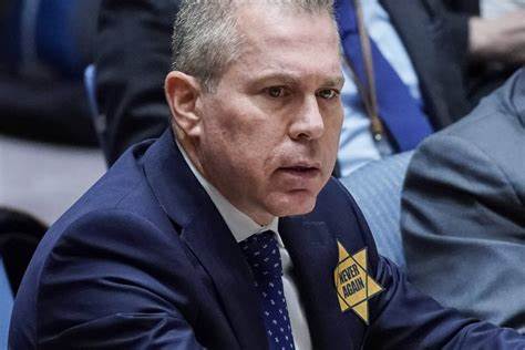 Ο Ισραηλινός πρεσβευτής Γκιλάντ Ερντάν στον ΟΗΕ καρφίτσωσε το κίτρινο αστέρι στο πέτο του Ο Ισραηλινός πρεσβευτής Γκιλάντ Ερντάν στον ΟΗΕ καρφίτσωσε το κίτρινο αστέρι στο πέτο του