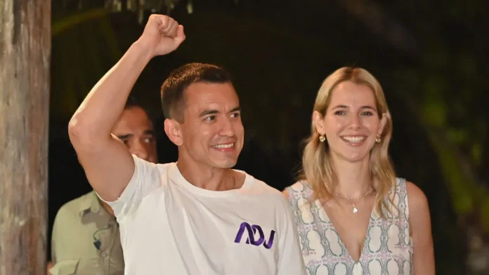 Ισημερινός: Νέος πρόεδρος εξελέγη ο 35χρονος Ντανιέλ Νομπόα Ισημερινός: Νέος πρόεδρος εξελέγη ο 35χρονος Ντανιέλ Νομπόα