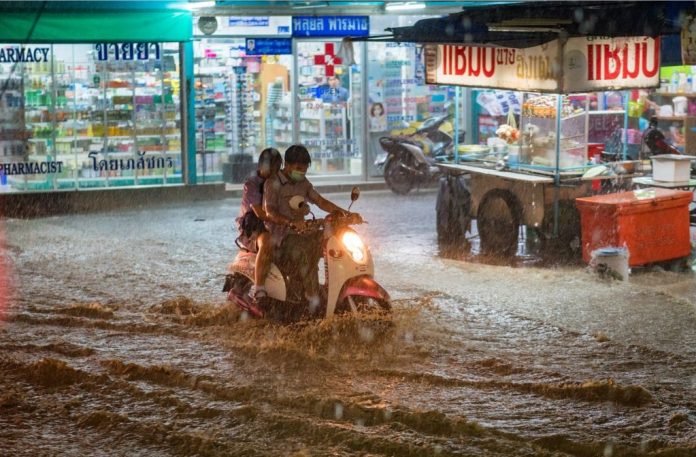 Β. Ταϊλάνδη: Πέντε άνθρωποι έχασαν τη ζωή τους από πλημμύρες- Προειδοποίηση για νέα κακοκαιρία Β. Ταϊλάνδη: Πέντε άνθρωποι έχασαν τη ζωή τους από πλημμύρες- Προειδοποίηση για νέα κακοκαιρία