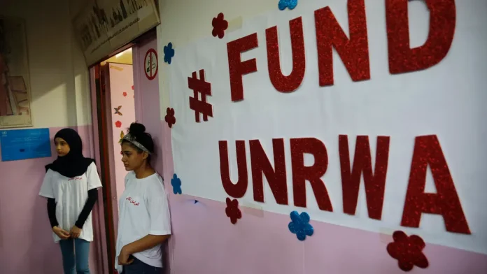 UNRWA: Τουλάχιστον 6 νεκροί από βομβαρδισμό σχολείου στη Γάζα UNRWA: Τουλάχιστον 6 νεκροί από βομβαρδισμό σχολείου στη Γάζα
