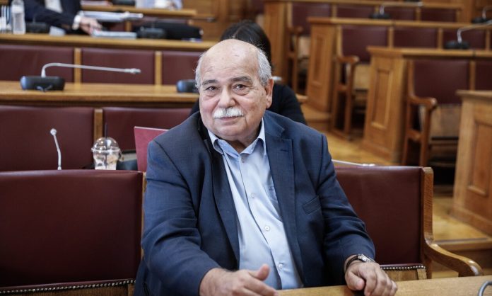 Βούτσης: ”Ποτέ δεν υπήρξε αρχηγός της αξιωματικής αντιπολίτευσης που να είναι εκτός Βουλής” Βούτσης: ”Ποτέ δεν υπήρξε αρχηγός της αξιωματικής αντιπολίτευσης που να είναι εκτός Βουλής”
