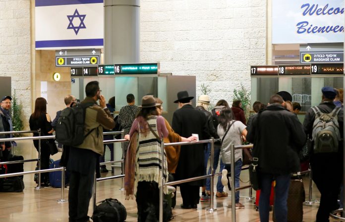 Ισραηλινοί έφεδροι εγκαταλείπουν τα πάντα και σπεύδουν στην πατρίδα τους Ισραηλινοί έφεδροι εγκαταλείπουν τα πάντα και σπεύδουν στην πατρίδα τους