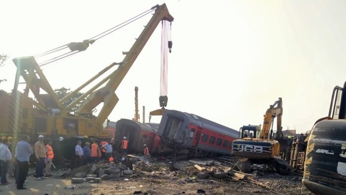 Ινδία: Σιδηροδρομικό δυστύχημα με τουλάχιστον 13 νεκρούς Ινδία: Σιδηροδρομικό δυστύχημα με τουλάχιστον 13 νεκρούς