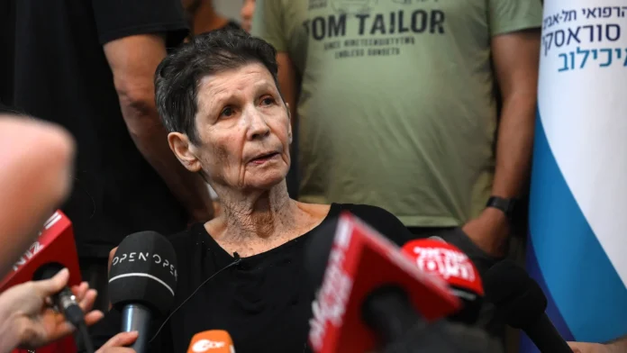 Ισραηλινή όμηρος της Χαμάς λέει πως είχε καλή μεταχείριση μετά την αρχική βία που υπέστη Ισραηλινή όμηρος της Χαμάς λέει πως είχε καλή μεταχείριση μετά την αρχική βία που υπέστη
