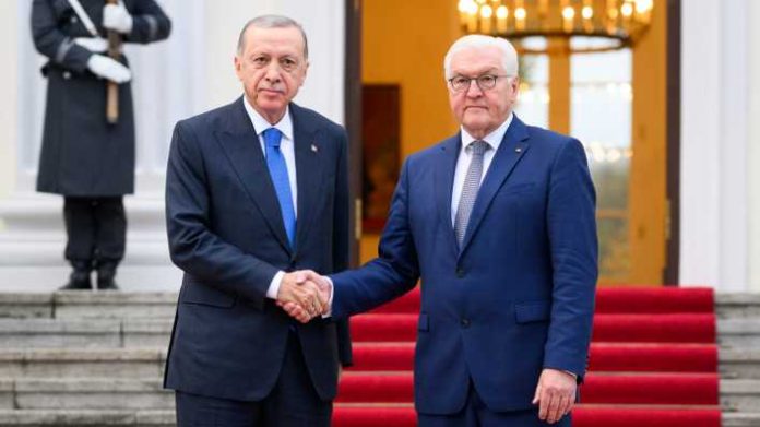 Ο Τούρκος πρόεδρος έγινε δεκτός από τον Γερμανό ομοσπονδιακό πρόεδρο Ο Τούρκος πρόεδρος έγινε δεκτός από τον Γερμανό ομοσπονδιακό πρόεδρο