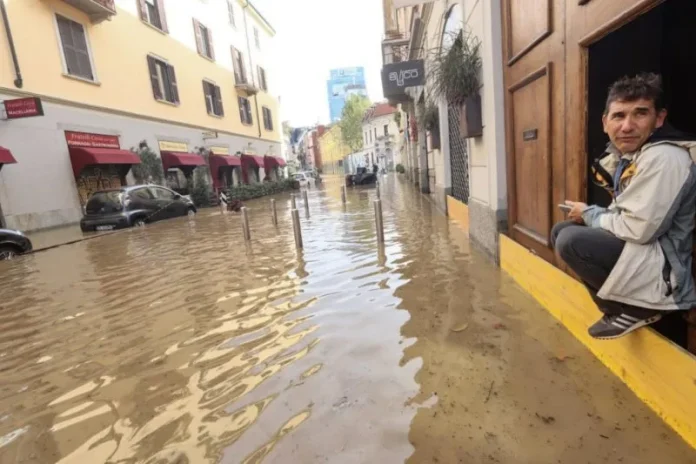 Ιταλία: Υπερχείλισε η λίμνη Κόμο λόγω σφοδρής κακοκαιρίας Ιταλία: Υπερχείλισε η λίμνη Κόμο λόγω σφοδρής κακοκαιρίας
