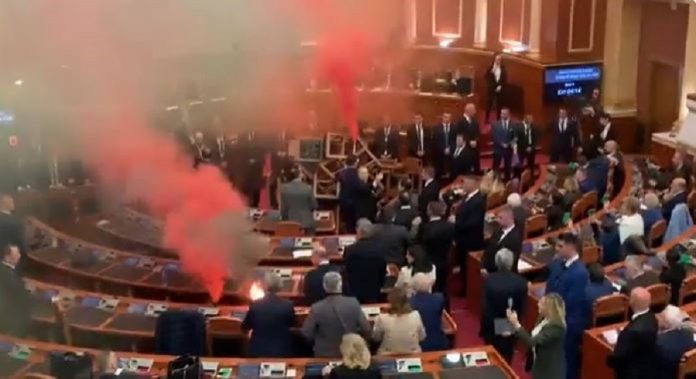 Αλβανία: Η αντιπολίτευση άναψε καπνογόνα μέσα στη Βουλή για διαμαρτυρία Αλβανία: Η αντιπολίτευση άναψε καπνογόνα μέσα στη Βουλή για διαμαρτυρία