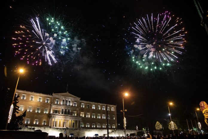 Παραμονή Πρωτοχρονιάς με Νίκο Πορτοκάλογλου και Μαρίνα Σάττι στην Πλατεία Συντάγματος Παραμονή Πρωτοχρονιάς με Νίκο Πορτοκάλογλου και Μαρίνα Σάττι στην Πλατεία Συντάγματος