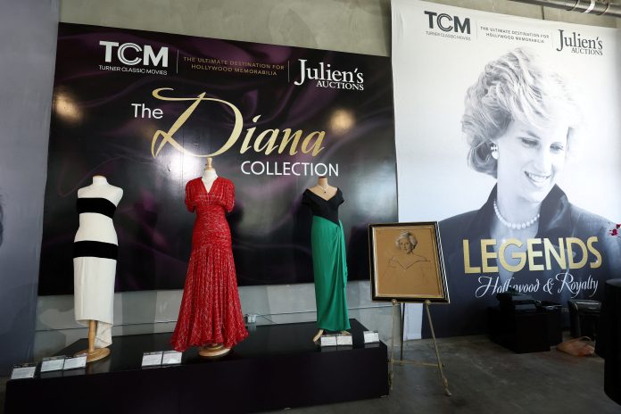 Julien’s Auctions: Φόρεμα της πριγίπισσα Νταϊάνα πουλήθηκε έναντι $1.1 εκατομμυρίων Julien’s Auctions: Φόρεμα της πριγίπισσα Νταϊάνα πουλήθηκε έναντι $1.1 εκατομμυρίων