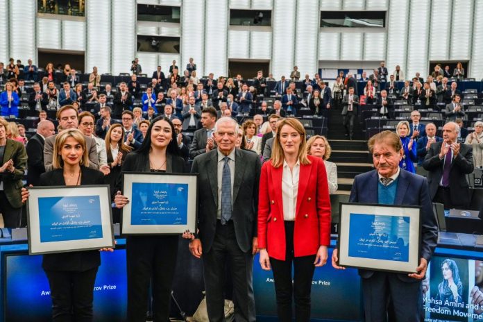 Με το Βραβείο Ζαχάρωφ τίμησε το ΕΚ την Jina Mahsa Amini και το ιρανικό κίνημα γυναικών Με το Βραβείο Ζαχάρωφ τίμησε το ΕΚ την Jina Mahsa Amini και το ιρανικό κίνημα γυναικών