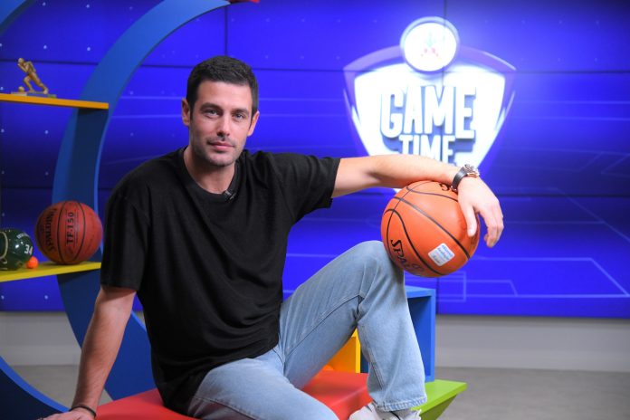 Ο Κώστας Μαρτάκης παίζει μπάλα στο OΠΑΠ Game Time Ο Κώστας Μαρτάκης παίζει μπάλα στο OΠΑΠ Game Time