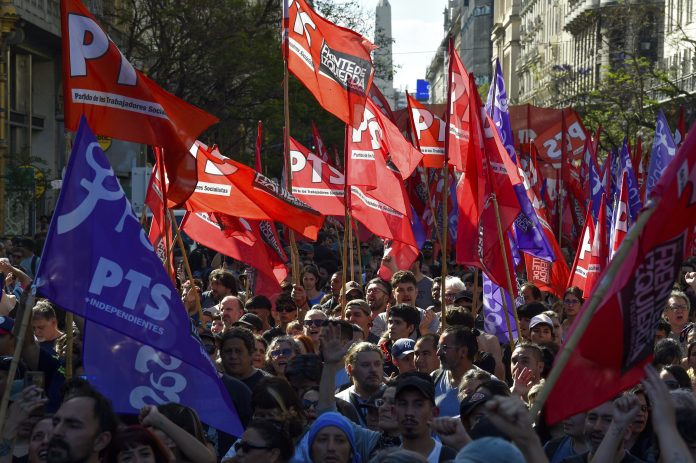 Αργεντινή: Ξεκίνησαν οι διαμαρτυρίες και οι αντιδράσεις στα οικονομικά μέτρα της κυβέρνησης Μιλέι Αργεντινή: Ξεκίνησαν οι διαμαρτυρίες και οι αντιδράσεις στα οικονομικά μέτρα της κυβέρνησης Μιλέι