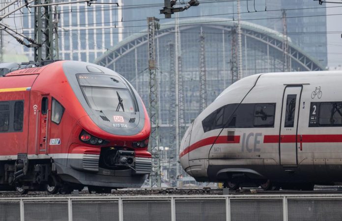 Γερμανία: Οι μηχανοδηγοί των τρένων καλούνται σε τριήμερη απεργία Γερμανία: Οι μηχανοδηγοί των τρένων καλούνται σε τριήμερη απεργία