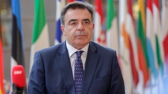 Μ. Σχοινάς: Έμμεση έκκληση προς καλλιτέχνες να ενθαρρύνουν τους νέους να ψηφίσουν στις ευρωεκλογές Μ. Σχοινάς: Έμμεση έκκληση προς καλλιτέχνες να ενθαρρύνουν τους νέους να ψηφίσουν στις ευρωεκλογές