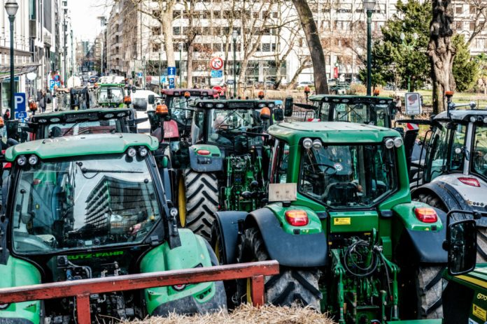 Εκατοντάδες τρακτέρ αναμένεται να κατακλύσουν σήμερα τις Βρυξέλλες Εκατοντάδες τρακτέρ αναμένεται να κατακλύσουν σήμερα τις Βρυξέλλες