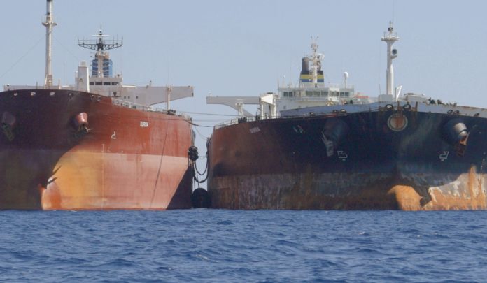 Bloomberg: Τα μισά δεξαμενόπλοια μεταφοράς πετρελαίου που χρησιμοποιεί η Ρωσία μένουν αδρανή λόγω κυρώσεων Bloomberg: Τα μισά δεξαμενόπλοια μεταφοράς πετρελαίου που χρησιμοποιεί η Ρωσία μένουν αδρανή λόγω κυρώσεων
