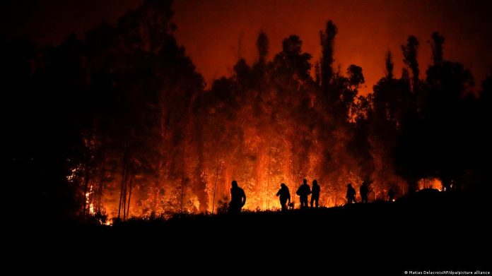 Ανεξέλεγκτη μαίνεται δασική πυρκαγιά στην κεντρική Ισπανία Ανεξέλεγκτη μαίνεται δασική πυρκαγιά στην κεντρική Ισπανία