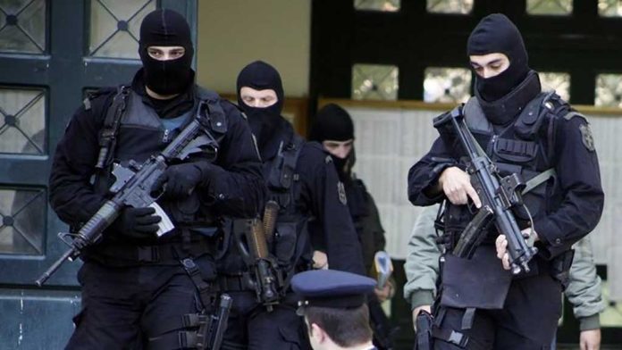 Επιχείρηση της Αντιτρομοκρατικής στην Αθήνα – Οκτώ συλλήψεις για την έκρηξη στα Πετράλωνα Επιχείρηση της Αντιτρομοκρατικής στην Αθήνα – Οκτώ συλλήψεις για την έκρηξη στα Πετράλωνα
