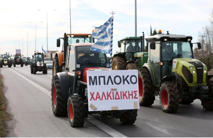 Μπλόκο αγροτών στον 1ο κόμβο της Γαλάτιστας Χαλκιδικής Μπλόκο αγροτών στον 1ο κόμβο της Γαλάτιστας Χαλκιδικής