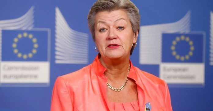 Eπίτροπος Γιόχανσον: “Η επιλεκτική μετανάστευση μπορεί να μετριάσει την έλλειψη εργαζομένων σε μέλη της ΕΕ” Eπίτροπος Γιόχανσον: “Η επιλεκτική μετανάστευση μπορεί να μετριάσει την έλλειψη εργαζομένων σε μέλη της ΕΕ”