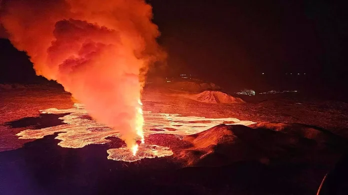 Έκρηξη ηφαιστείου στη νοτιοδυτική Ισλανδία στη χερσόνησο Ρέικιανες Έκρηξη ηφαιστείου στη νοτιοδυτική Ισλανδία στη χερσόνησο Ρέικιανες