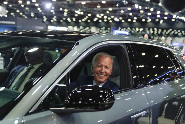 Ο Biden χορηγεί σχεδόν 2 δισ. δολάρια για την ενίσχυση της παραγωγής ηλεκτρικών οχημάτων Ο Biden χορηγεί σχεδόν 2 δισ. δολάρια για την ενίσχυση της παραγωγής ηλεκτρικών οχημάτων