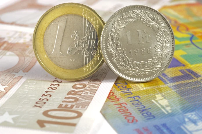 Το ελβετικό φράγκο υποχωρεί σε χαμηλό 8 μηνών έναντι του ευρώ Το ελβετικό φράγκο υποχωρεί σε χαμηλό 8 μηνών έναντι του ευρώ