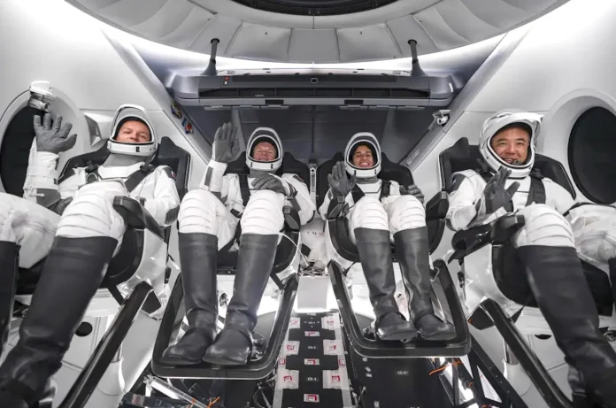 Το πλήρωμα 7 της NASA επέστρεψε από τον ISS με το Dragon της SpaceX Το πλήρωμα 7 της NASA επέστρεψε από τον ISS με το Dragon της SpaceX