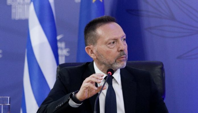 Στουρνάρας πιέζει για ευρωομόλογα παρά το βέτο Γερμανίας Στουρνάρας πιέζει για ευρωομόλογα παρά το βέτο Γερμανίας