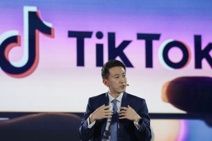 Ο Διευθύνων Σύμβουλος του TikTok υπόσχεται να σταματήσει την απαγόρευση στις ΗΠΑ Ο Διευθύνων Σύμβουλος του TikTok υπόσχεται να σταματήσει την απαγόρευση στις ΗΠΑ