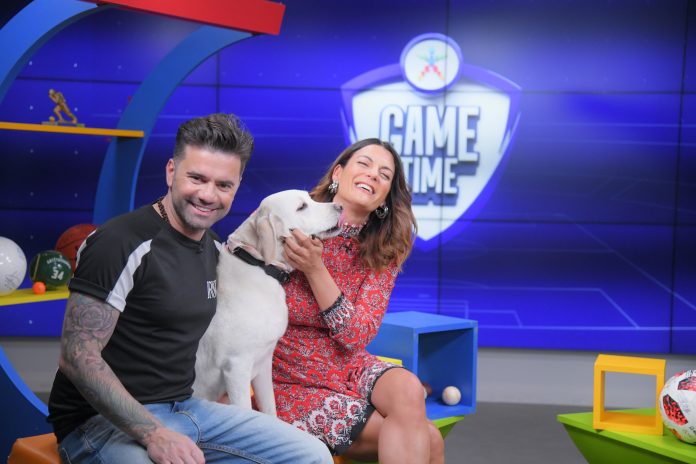 Ο Θοδωρής Μαραντίνης φορά τη φανέλα του Robbie Williams στο ΟΠΑΠ Game Time Ο Θοδωρής Μαραντίνης φορά τη φανέλα του Robbie Williams στο ΟΠΑΠ Game Time
