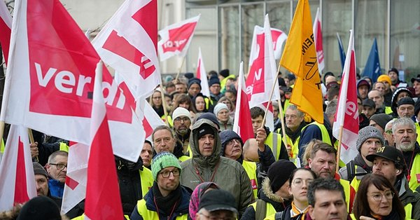 Το Γερμανικό συνδικάτο καλεί σε διήμερη απεργία τους εργαζομένους της Lufthansa Το Γερμανικό συνδικάτο καλεί σε διήμερη απεργία τους εργαζομένους της Lufthansa